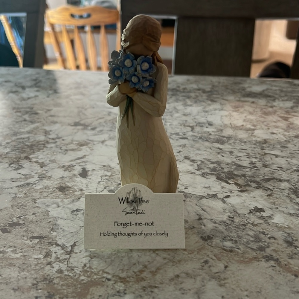 Willow tree figurine. “Forget me not”